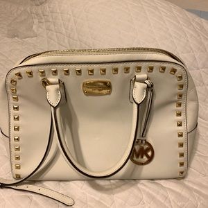 I’m selling a beautiful MK purse